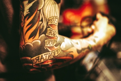 Al bando i colori per i tatuaggi? Ecco i chiarimenti sulle nuove norme UE