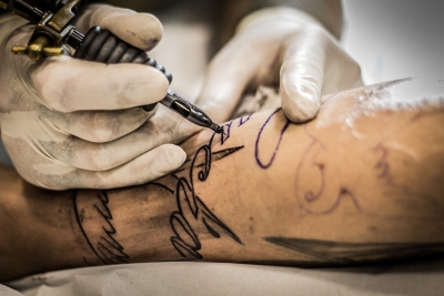 Una nuova legge-regolamento per tatuatori e piercer